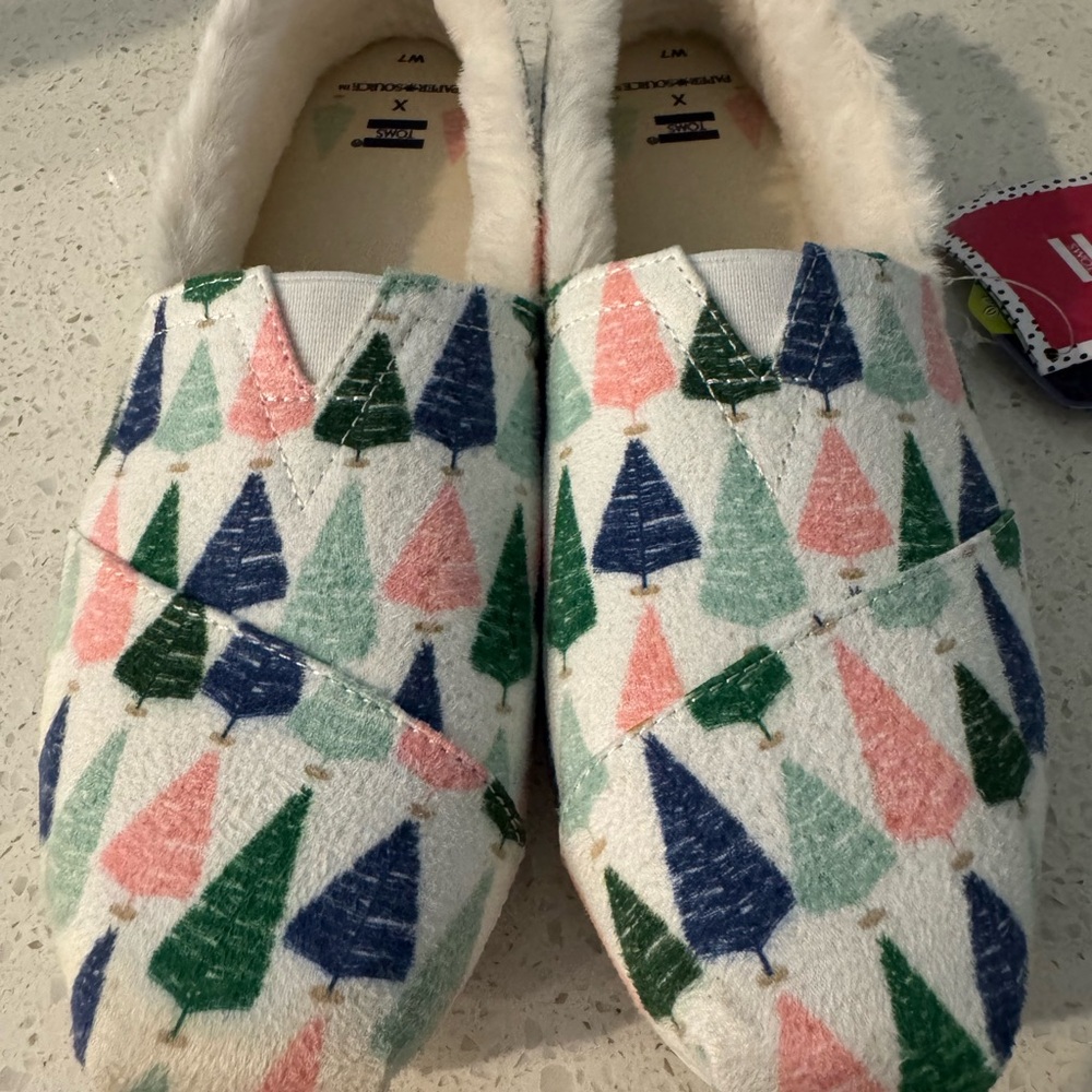 Toms Christmas Multicolor Tree Pattern Women’s shoes, size 7. New with Tags.